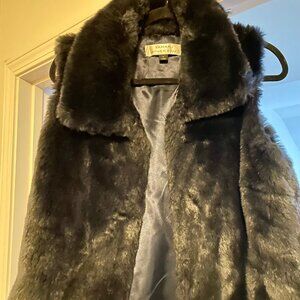 Tahari Faux Fur Navy Vest – Timeless Winter Staple | Size L | Worn 1x